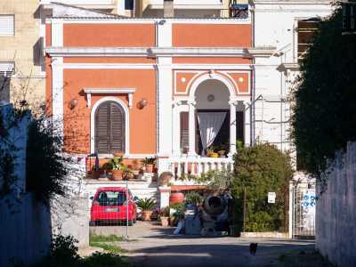 Percorriamo cos� la stradina, per andare a conoscere il proprietario dell�antica abitazione: l�avvocato Giuseppe De Cristofaro